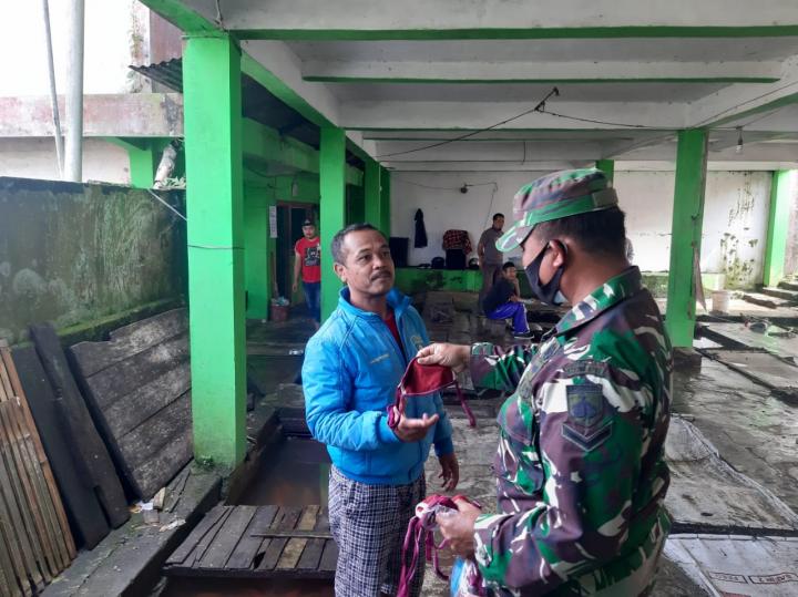 Koramil 06/Kertek Melaksanakan Gakplin Prokes Di Wilayah Pasar Kertek